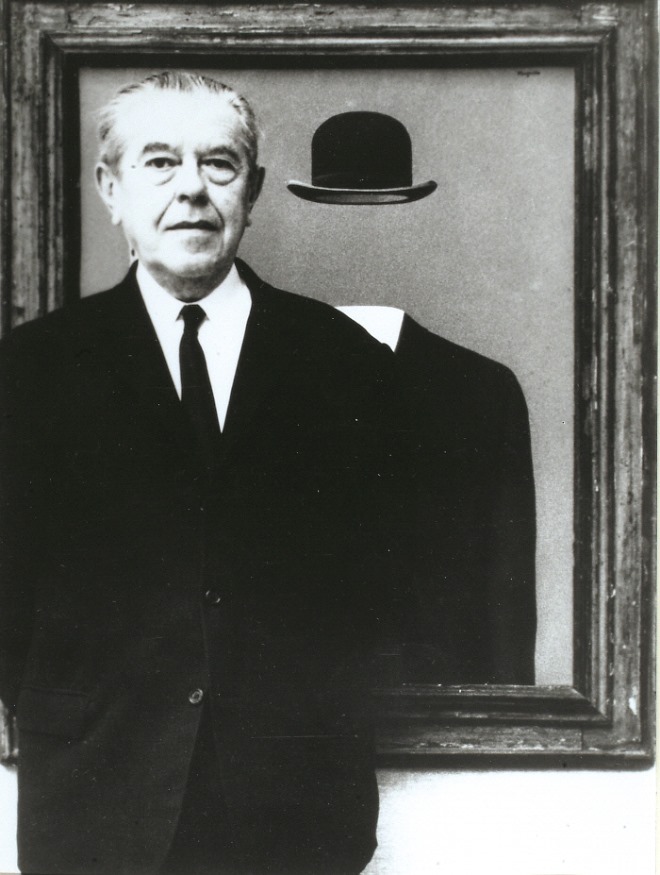 순례자_작품 앞에 서있는 르네 마그리트, 1967.jpg