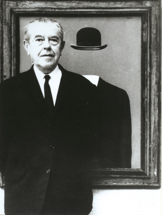 순례자_작품 앞에 서있는 르네 마그리트, 1967.jpg