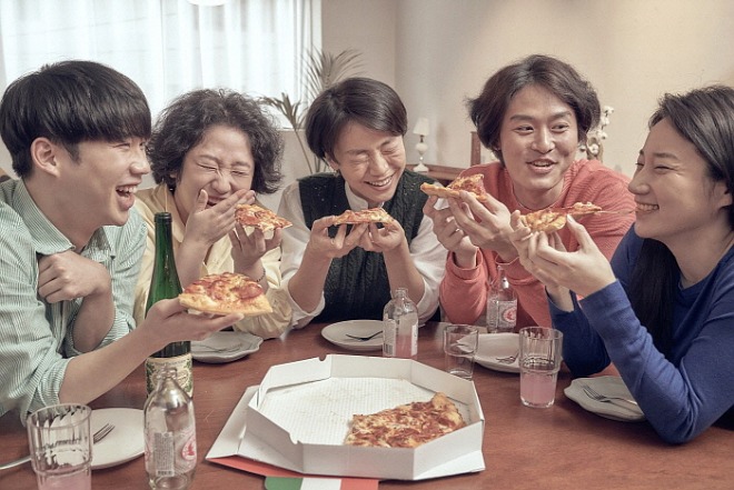 (홍보사진)연극_1인용 식탁_화기애애한 다인 식탁.jpg