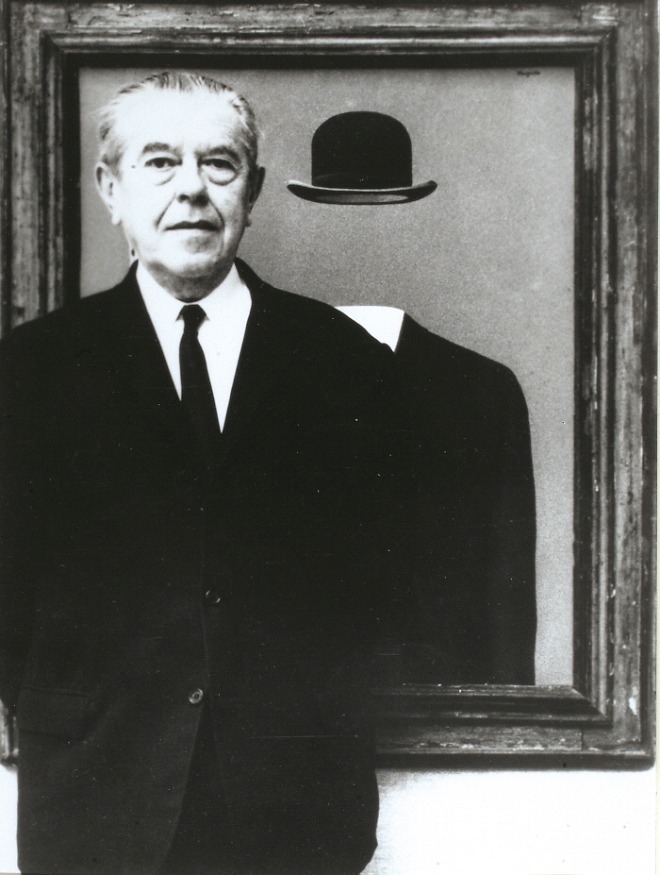 순례자_작품_앞에_서있는_르네_마그리트,_1967.jpg