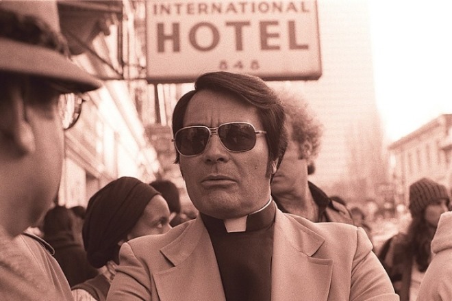 일괄편집_800px-Jim_Jones_in_front_of_the_International_Hotel.jpg