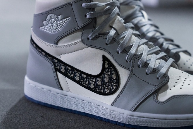 https___kr.hypebeast.com_files_2020_05_daniel-arsham-dior-nike-jordan-og-unboxing-01.jpg