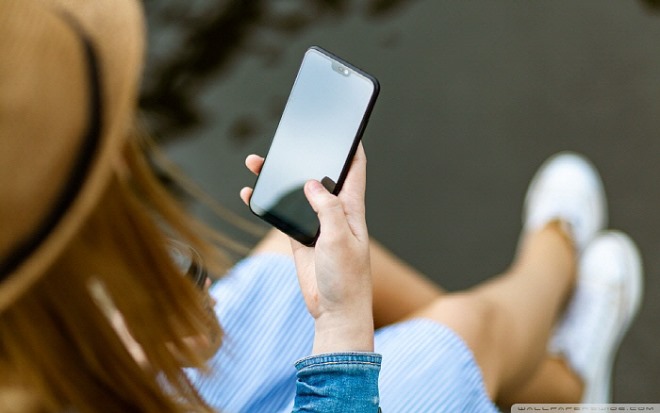 [크기변환]girl_with_smartphone-wallpaper-960x600.jpg