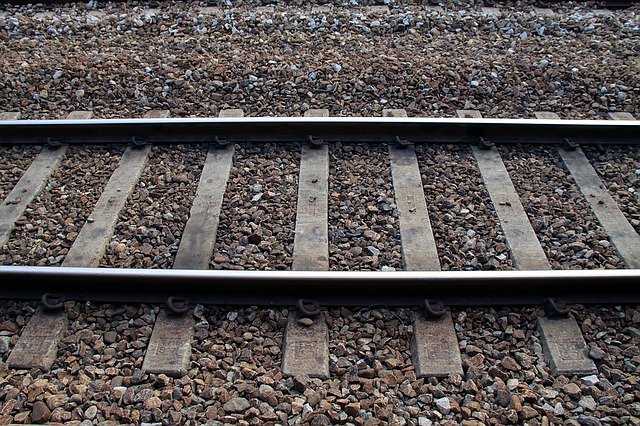 train-1276238_640.jpg