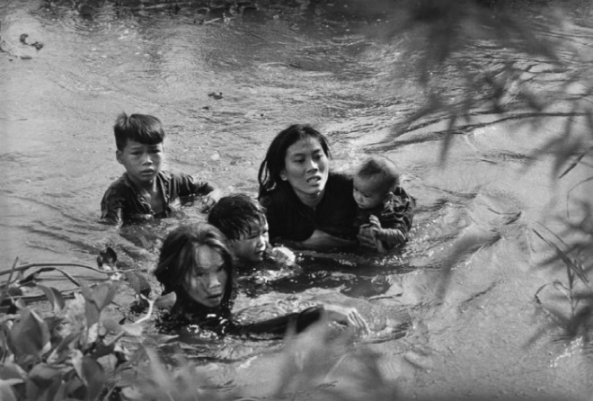[크기변환]VIETNAM - FLEEING TO SAFETY, Kyoichi Sawada (1965).jpg