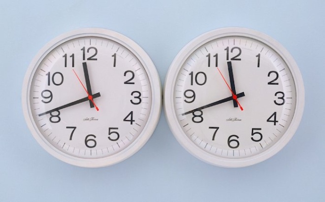Felix-Gonzalez-Torres-Untitled-Perfect-Lovers-1991-clocks-paint-on-wall-overall-35.6-x-71.2-x-7-cm-scaled.jpg