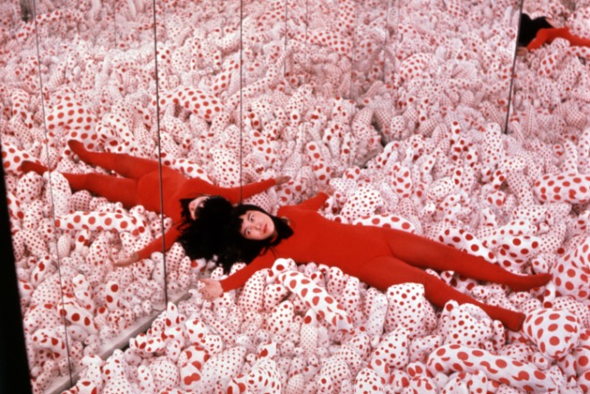 [크기변환]kusama-infinity_mirror_room-phallis-field-1965-01_slide-6de0584cad1d056425ce65dcf2cbccf4d9a00777.jpg