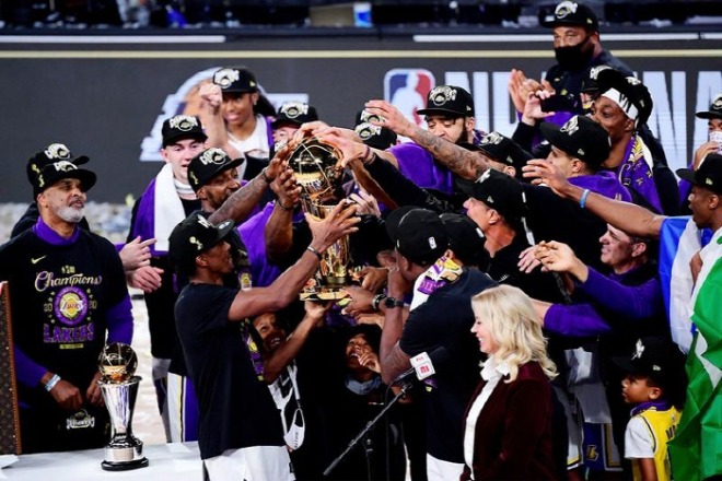 [크기변환]https___kr.hypebeast.com_files_2020_10_los-angeles-lakers-2020-nba-finals-champions-1.jpg