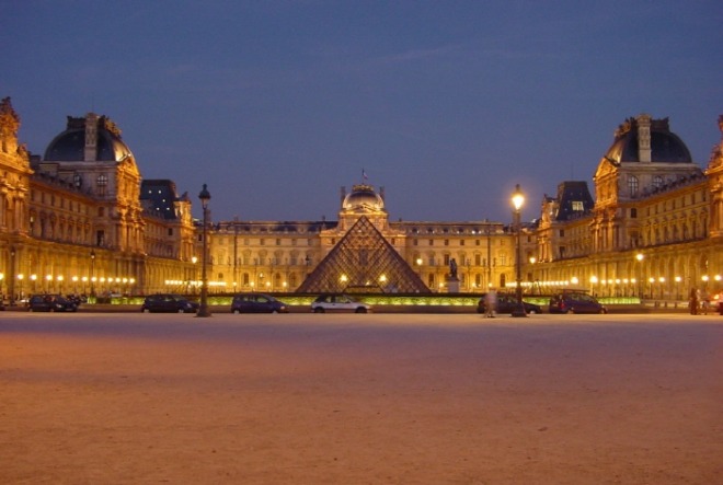 Louvre_at_night_centered.jpg