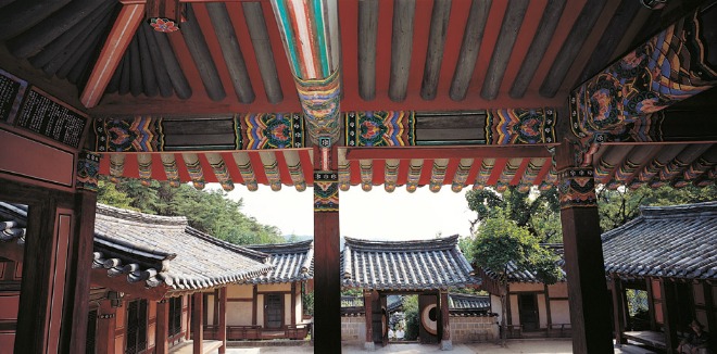 도산서원_전교당_내부에서 바라본 동재와 서재.jpg