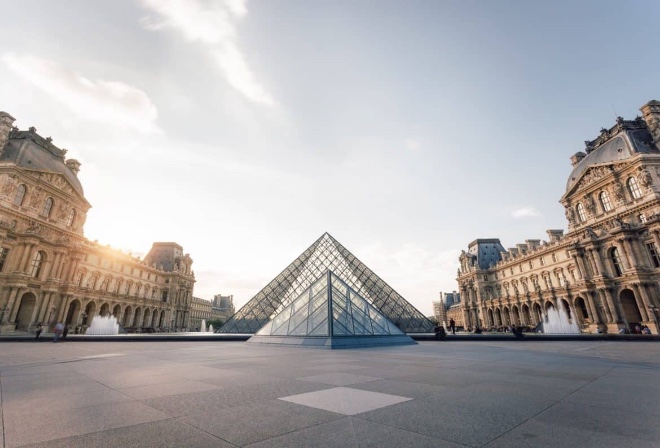 Paris-Louvre-pyramid-sunset-1170x793.jpg
