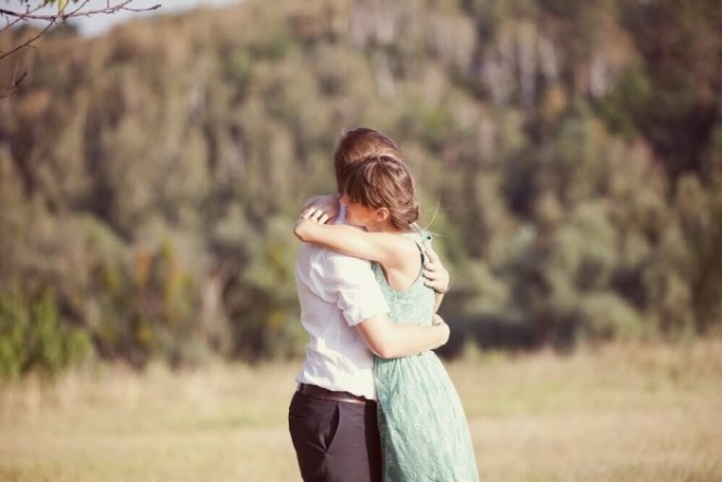 [크기변환]Young-Couple-Hugging.jpg