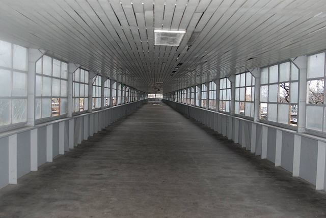 hallway-2129434_640.jpg