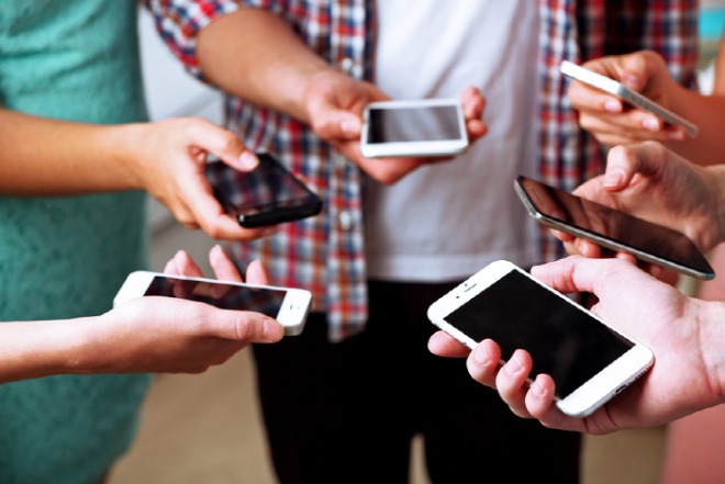 Many-hands-holding-mobile-phones.jpg