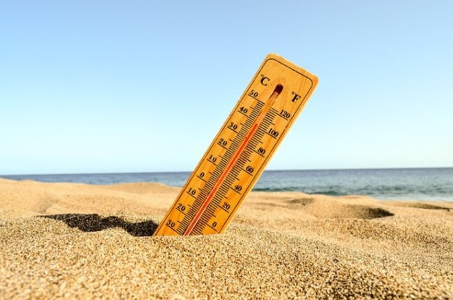 [크기변환]a-closeup-shot-of-a-thermometer-in-the-beach-sand_181624-12367.jpg