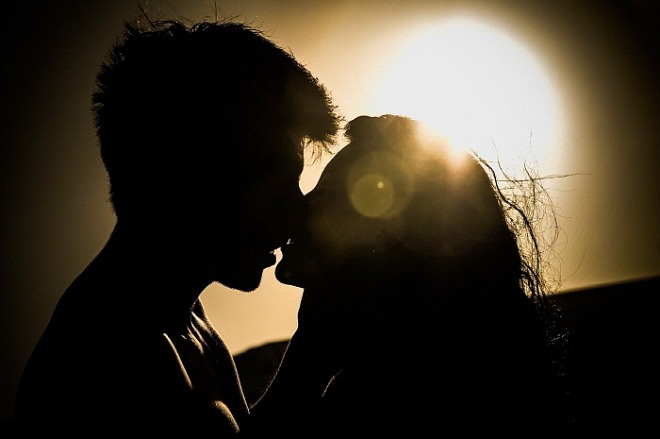 kiss-g28b8c0579_1920.jpg