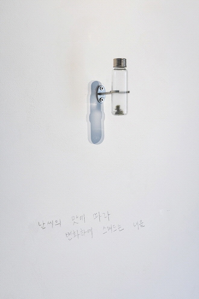 김지수, 시공향, 채집한 냄새, 유리병, 벽 위에 아크릴, 연필, 72.7×90.9cm, 5개, 2021.jpg