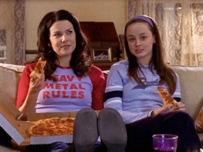 [포맷변환][크기변환]The 19 Most Memorable Lorelai Gilmore Outfits Will Give You All The Stars Hollow Feels — PHOTOS.jpg