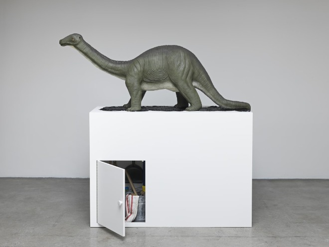 brontosaurus-2016-180.3-x-190.5-x-63.5-cm.jpg