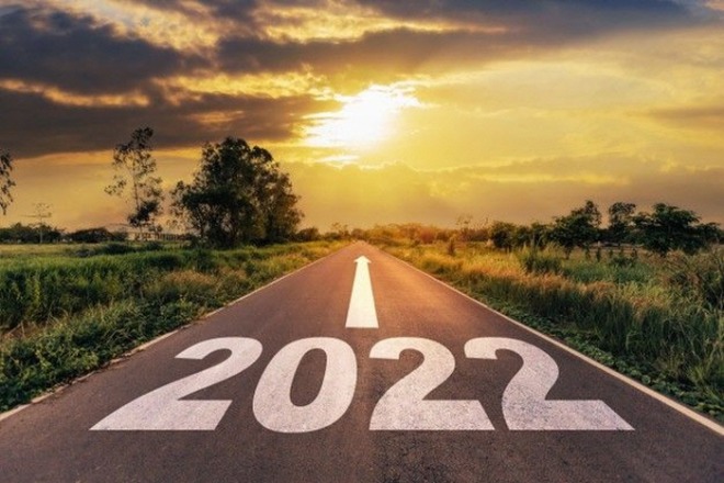[포맷변환][크기변환]Premium Photo _ Empty asphalt road and new year 2022 concept_ driving on an empty road to goals 2022 with sunset_.jpg