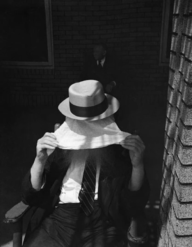 saul-leiter-early-black-and-white-hiding.jpg