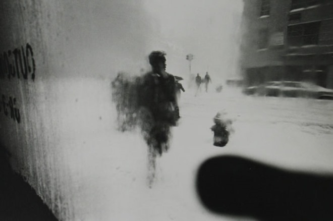 Black-and-white-photography-by-Saul-Leiter-Photo-from-1960.jpg