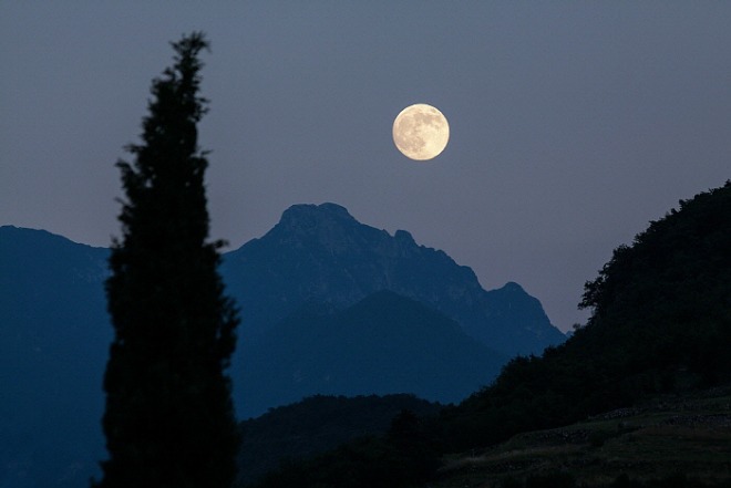 [꾸미기][크기변환]moon-gb4c0b809f_1920.jpg