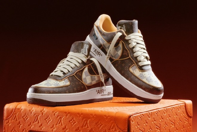[크기변환]https___kr.hypebeast.com_files_2022_01_louis-vuitton-nike-air-force-1-virgil-abloh-sothebys-90000-usd-size-11-price-news-ft.jpg