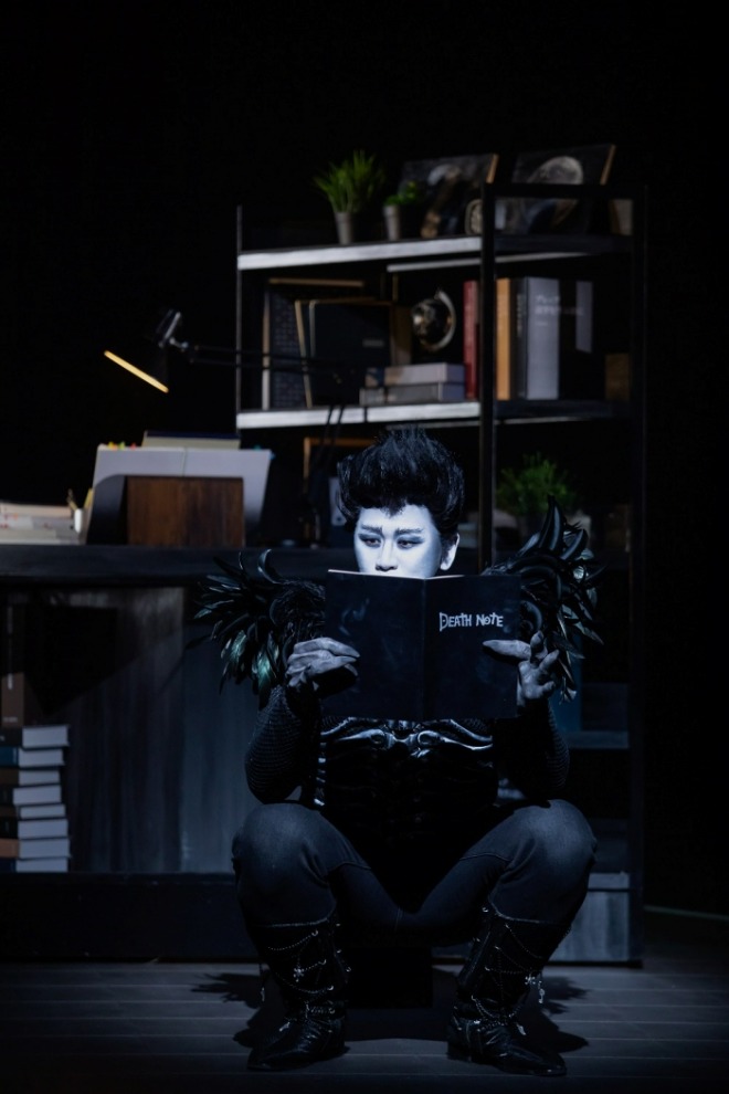 [22데스노트] 공연사진_1막 4장_강홍석(류크) (제공 오디컴퍼니(주)).jpg