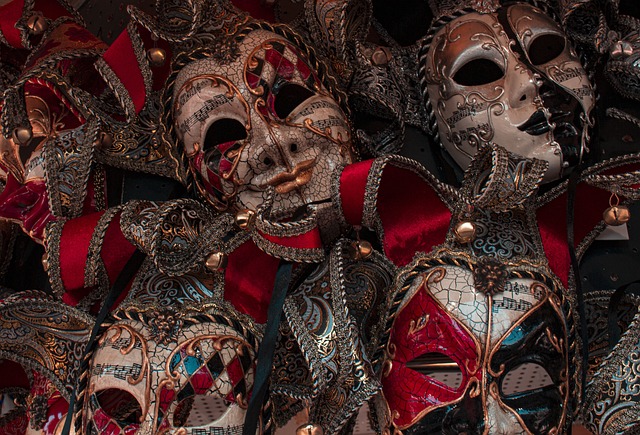 -costume-g3b03b9583_640.jpg