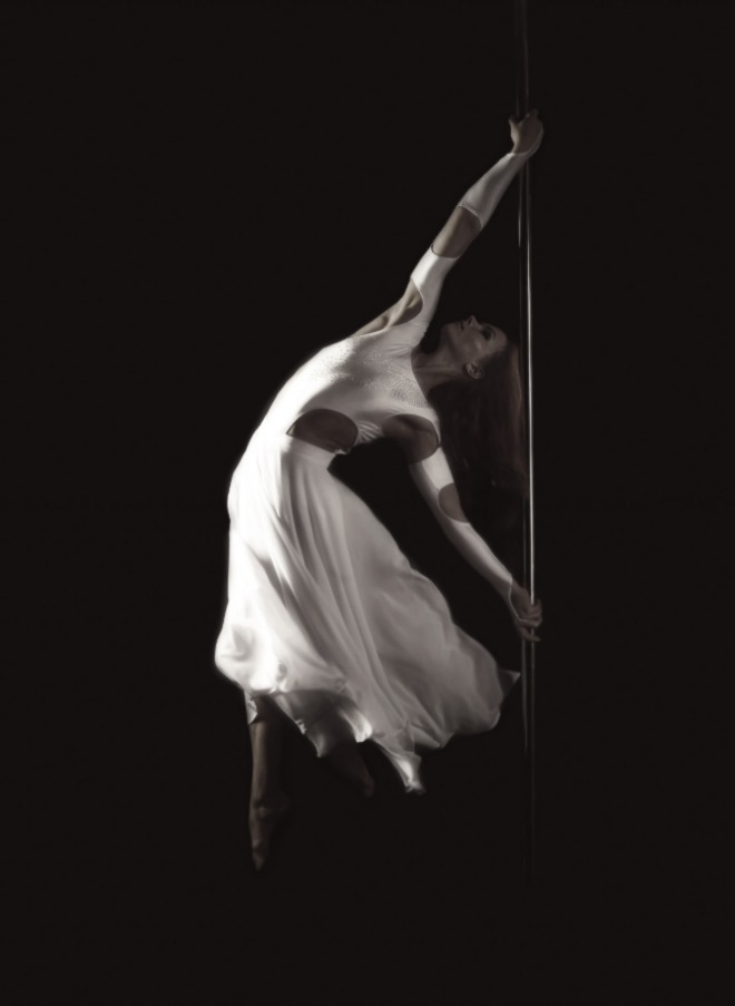 pylon_flight_girl_model_dance_dance_floor_soar_pole_dance-810370.jpg