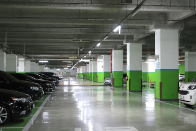 parking-lot-4061323_1920.jpg