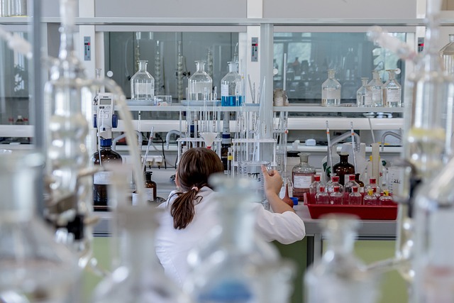 chemist-g162fba2e6_640.jpg