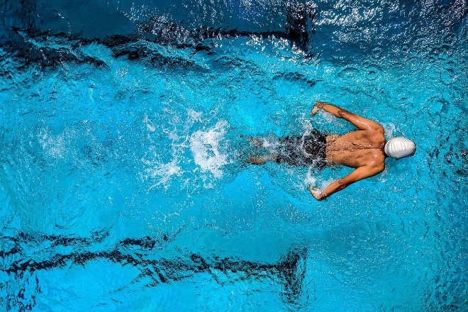 swimming-7004451_1280.jpg