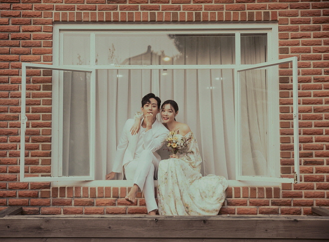 [2024 뮤지컬 L5Y]컨셉사진(민경아 이충주).jpg