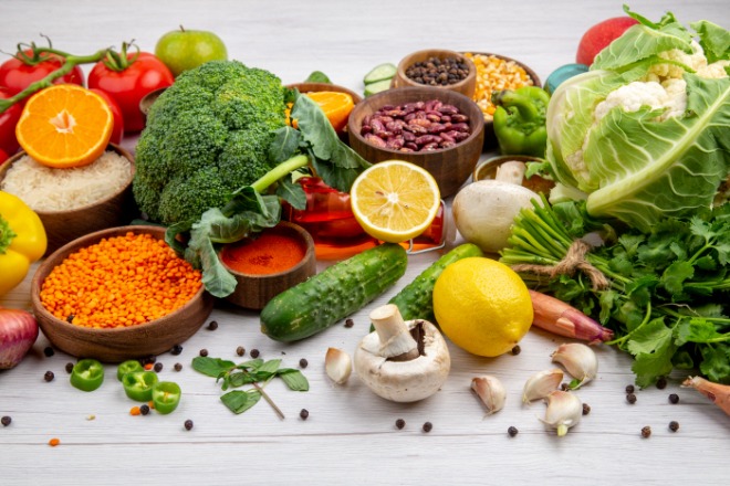 [크기변환]비건side-view-collection-fresh-foods-spices-vegetables-white-background.jpg