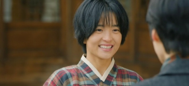 [크기변환]정년이 웃는모습.jpg