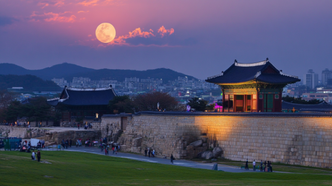[크기변환]u4841232199_Image_of_the_full_moon_rising_over_Suwon_Hwaseong_083f4302-0d54-4677-aaee-81b8425345d9_3.png