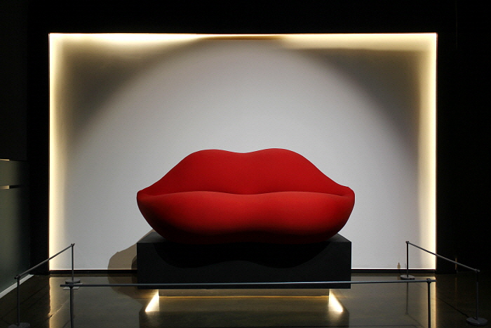 2_살바도르 달리, Mae West Lips Sofa, mid-1900's, 230 x 72 x 80 cm.jpg