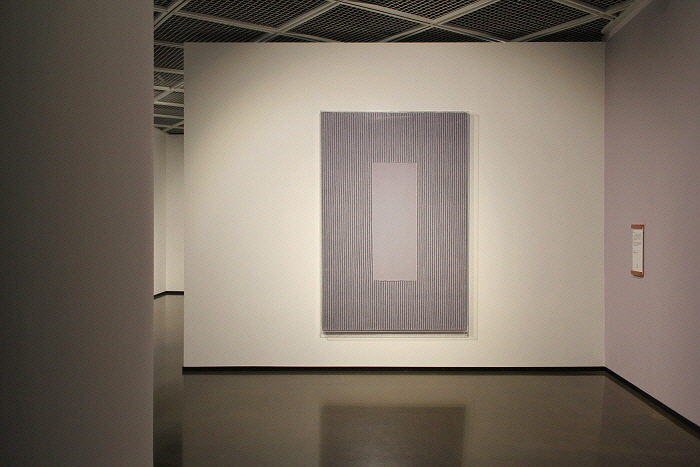 4_박서보, 묘법 no.060121, 2006, 캔버스에 화지와 잉크, 225x135 cm.jpg