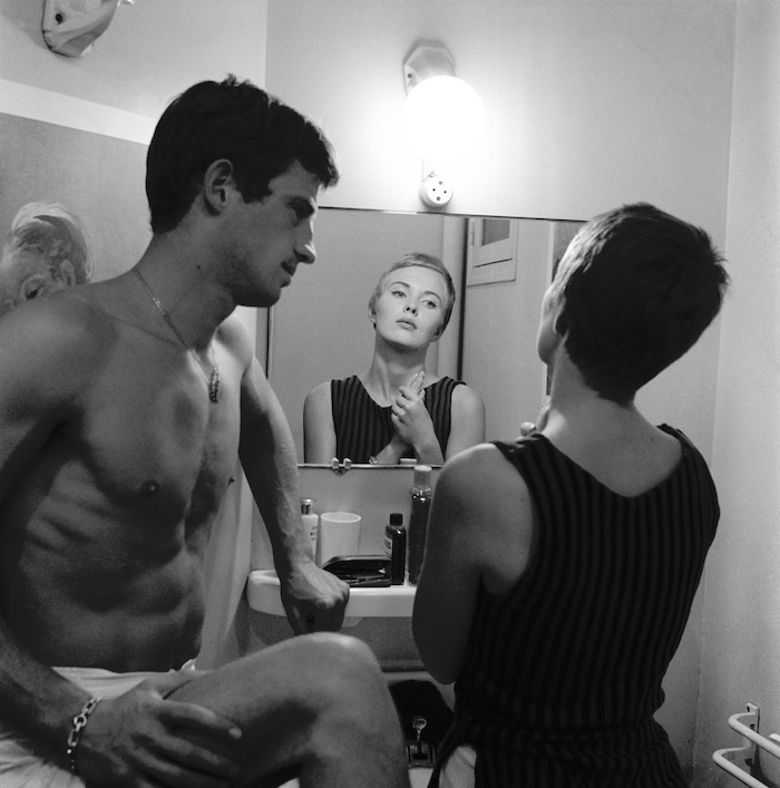 Raymond-Cauchetier-Jean-Paul-Belmondo-on-the-set-of-22A-bout-de-Souffle22-directed-by-Jean-Luc-Godard-1960-15.jpg
