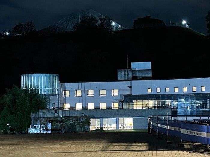늦은 밤 학교.jpg