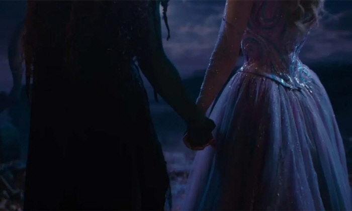[크기변환]imgi_1_Elphaba-and-Glinda-in-Wicked-for-Good.jpg