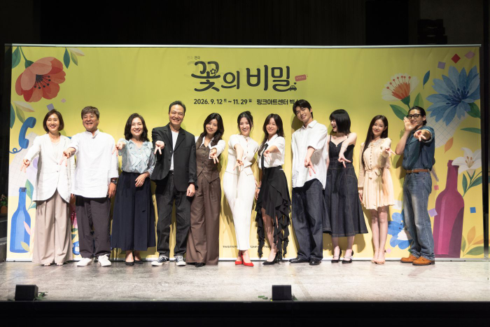 26꽃비_기자간담회_배우(사진제공_트위스트1971 공연제작소, 파크컴퍼니).jpg