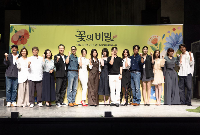 26꽃비_기자간담회_연출,배우(사진제공_트위스트1971 공연제작소, 파크컴퍼니).jpg