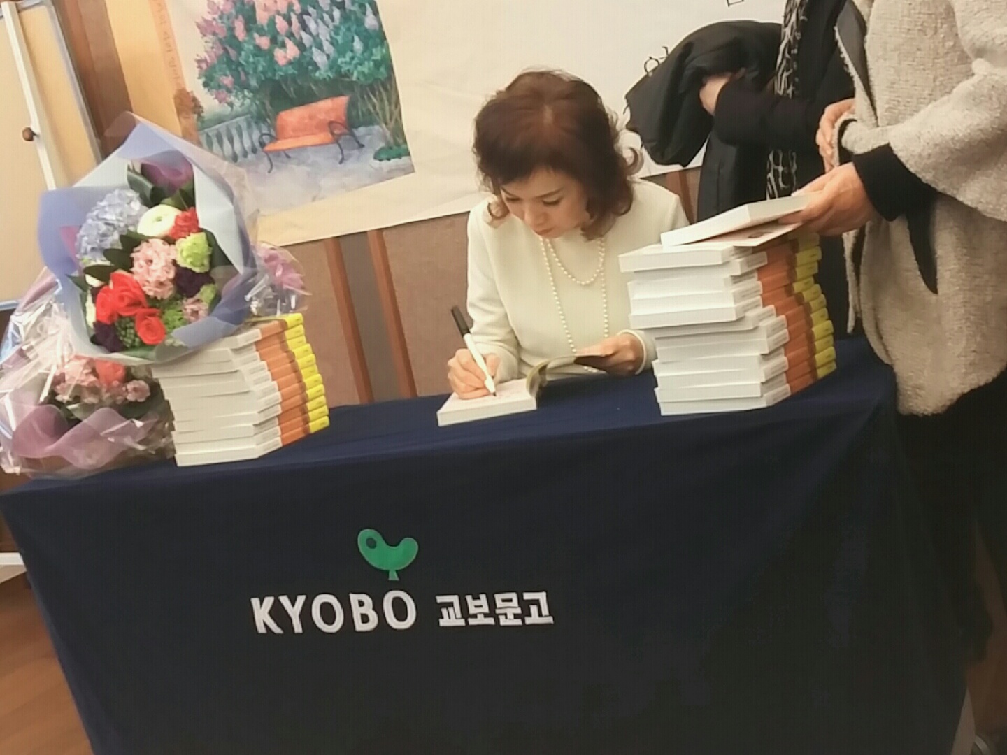 사인하시는모습.jpg