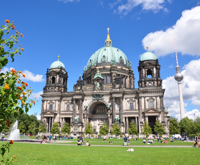 berlin-dom-wiese-lustgarten.jpg
