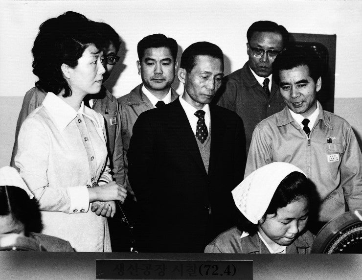 1972년 박정희 대통령 내외분 생산공장 시찰.jpg