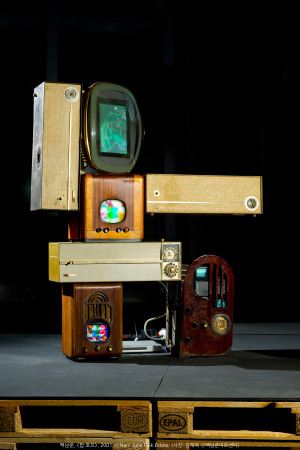 백남준_밥-호프_2001-300x450.jpg