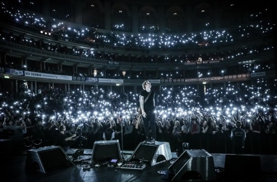 애드시런공연.jpg